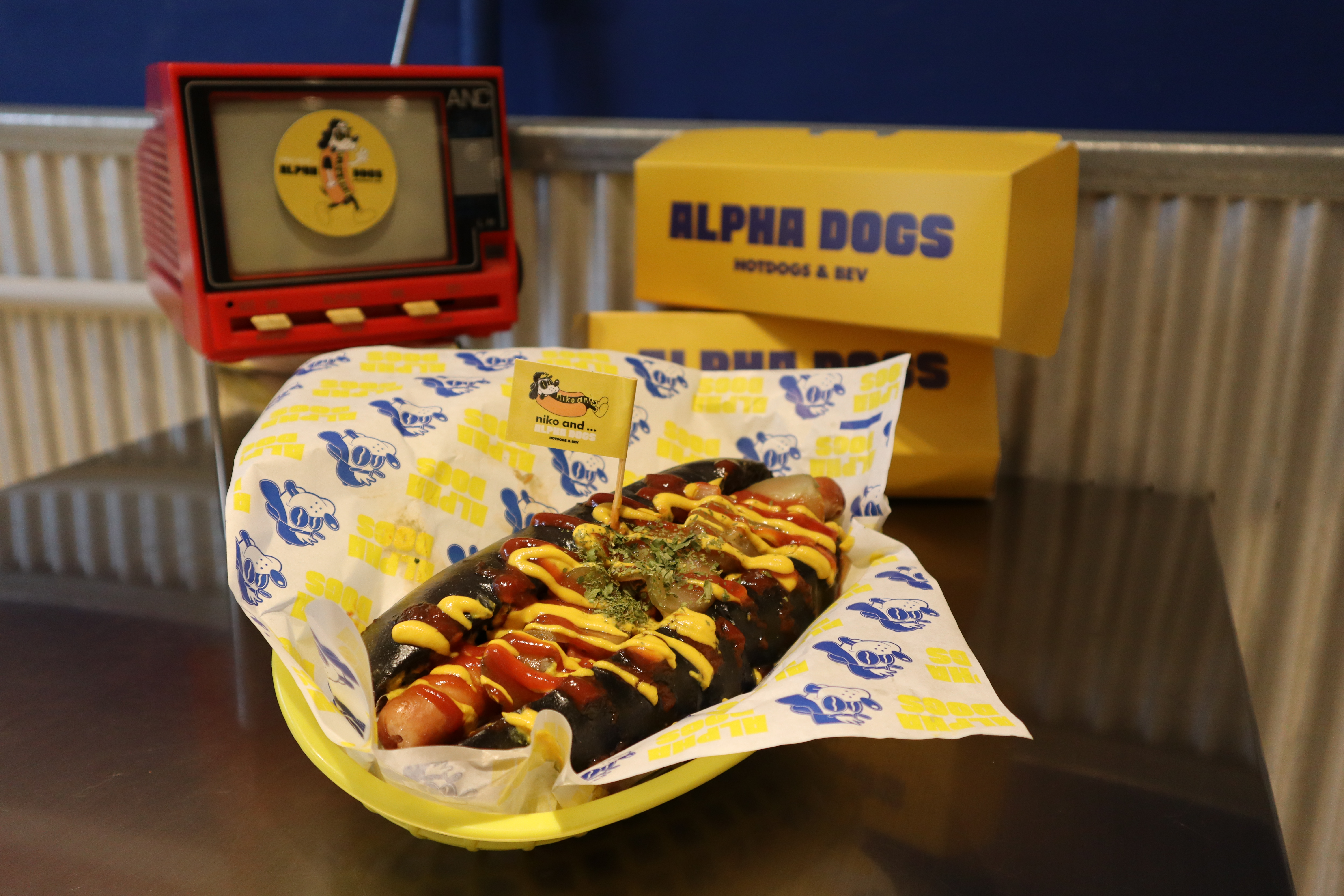 經典竹炭熱狗堡